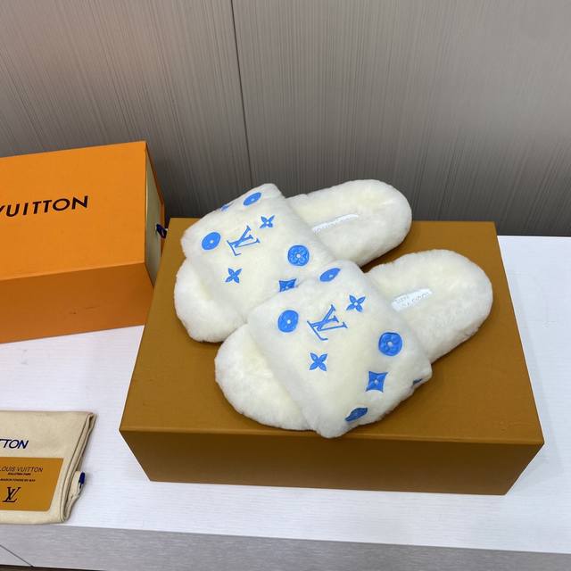 出厂价 顶级品质 Louis Vuitton 2024新款烫压工艺羊毛拖鞋 頂级品质纯皮毛一体直毛打造！超温暖的感觉，穿上仿佛踩在云朵上lv经典老花装饰，精致高